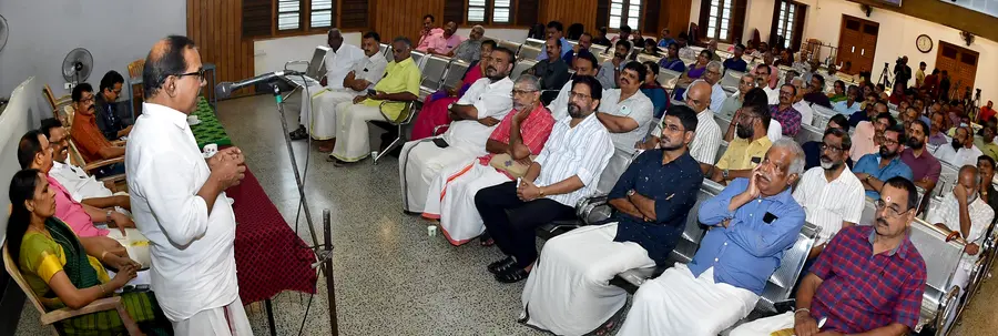കൊച്ചിൻ ദേവസ്വം ബോർഡിന്റെ നേതൃത്വത്തിൽ ക്ഷേത്ര ഉപദേശക സമിതിയും ഉത്സവ സംഘാടക സമിതിയും ചേർന്ന്
നടത്തിയ ആലോചനായോഗത്തിൽ ദേവസ്വം ബോർഡ് പ്രസിഡന്റ് കെ രവീന്ദ്രൻ സംസാരിക്കുന്നു