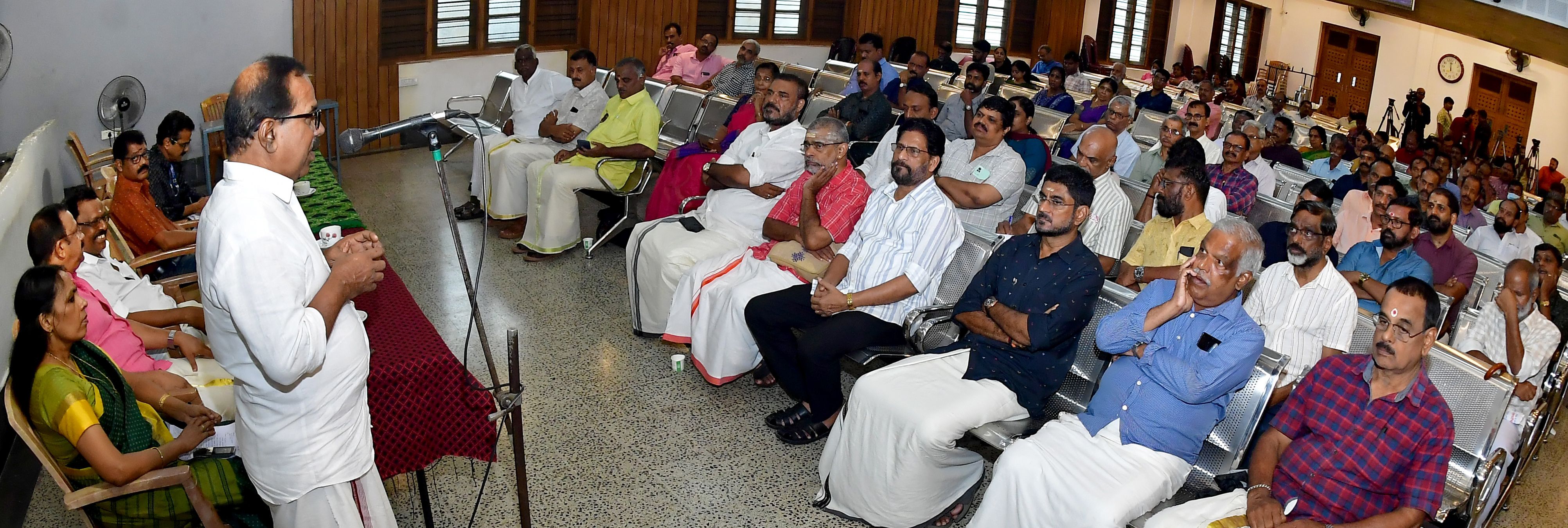 കൊച്ചിൻ ദേവസ്വം ബോർഡിന്റെ നേതൃത്വത്തിൽ ക്ഷേത്ര ഉപദേശക സമിതിയും ഉത്സവ സംഘാടക സമിതിയും ചേർന്ന്‌  നടത്തിയ ആലോചനായോഗത്തിൽ ദേവസ്വം ബോർഡ്‌ പ്രസിഡന്റ്‌ കെ രവീന്ദ്രൻ സംസാരിക്കുന്നു