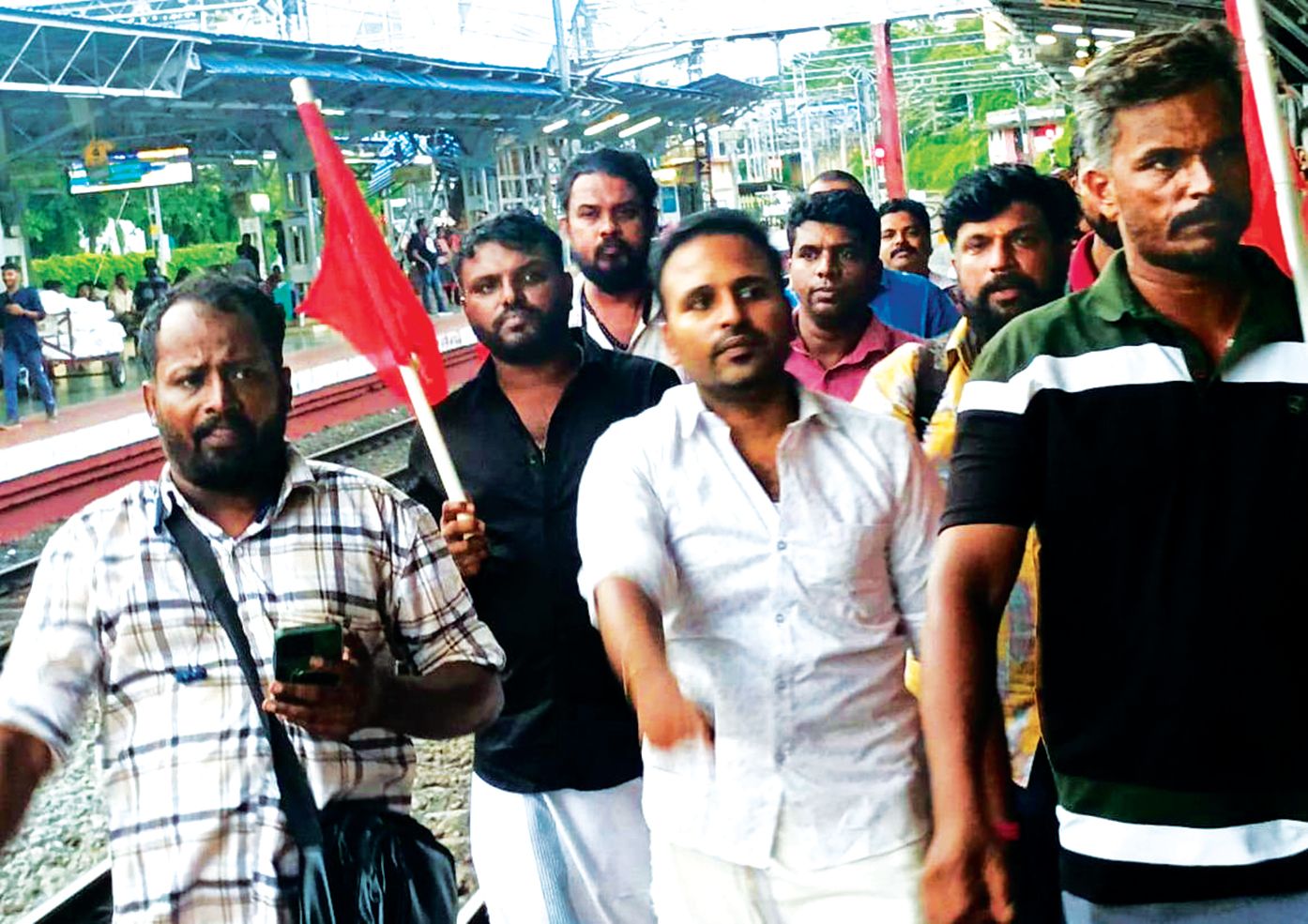 തൊഴിലാളികളുടെ സുരക്ഷ ഉറപ്പുവരുത്തണം എന്നാവശ്യപ്പെട്ട്‌ ഡിആർഇയു  നേതൃത്വത്തിൽ തൃശൂർ റെയിൽവേ സ്‌റ്റേഷനിൽ നടത്തിയ പ്രതിഷേധ പ്രകടനം
