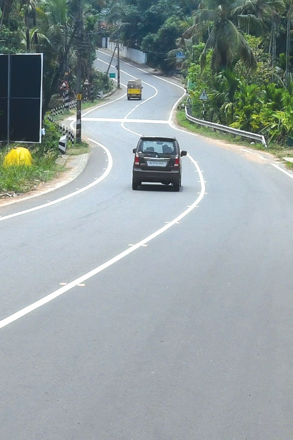 നിർമാണം പൂർത്തിയായ  പൂക്കോട്ടുംപാടം–- കാറ്റാടികടവ്‌ പാലം റോഡ്‌