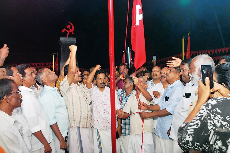 മേനാശേരി ദിനാചരണത്തിന് തുടക്കംകുറിച്ച് രക്തസാക്ഷി മണ്ഡപത്തിൽ മുതിർന്ന കമ്യൂണിസ്റ്റ് നേതാവ്
എൻ ജി രാജൻ പതാക ഉയർത്തുന്നു