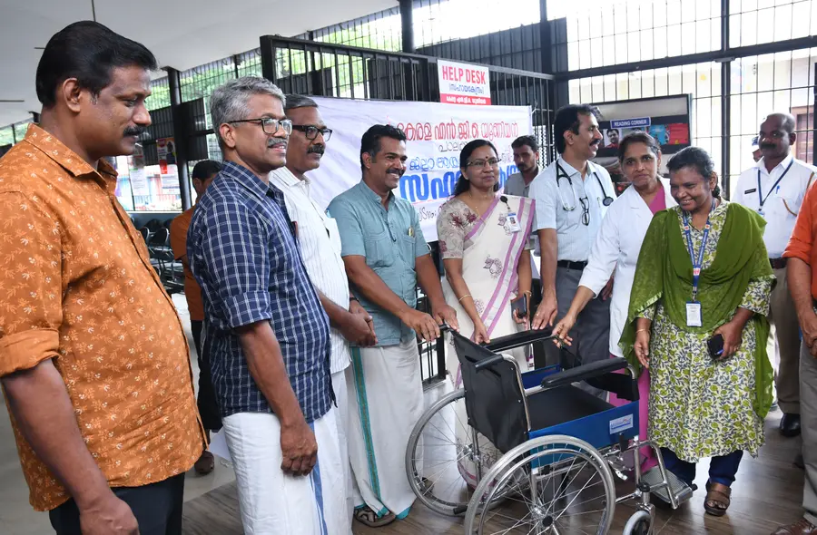 ഹെൽപ്പ്‌ ഡെസ്‌ക്കിന്റെ ഭാഗമായി എൻജിഒ യൂണിയൻ നൽകുന്ന വീൽചെയർ സംസ്ഥാന പ്രസിഡന്റ്‌ എം എ അജിത്‌കുമാർ കൈമാറുന്നു