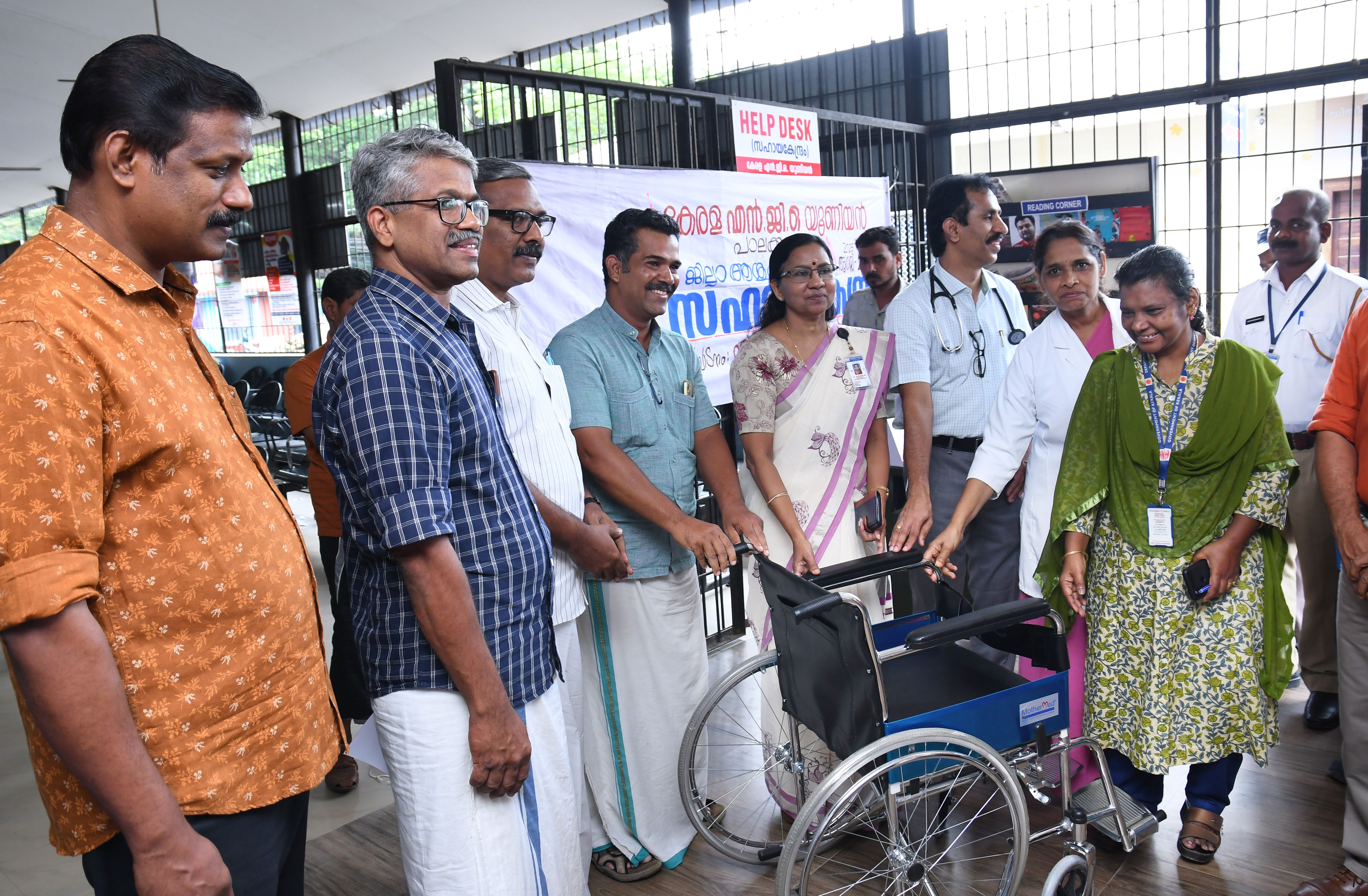 ഹെൽപ്പ്‌ ഡെസ്‌ക്കിന്റെ ഭാഗമായി എൻജിഒ യൂണിയൻ നൽകുന്ന വീൽചെയർ സംസ്ഥാന പ്രസിഡന്റ്‌ എം എ അജിത്‌കുമാർ കൈമാറുന്നു