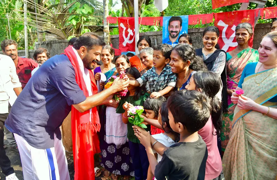 പേരാമംഗലം പടിഞ്ഞാട്ടുമുറിയിൽ എൽഡിഎഫ് വടക്കാഞ്ചേരി മണ്ഡലം സ്ഥാനാർഥി സേവ്യർ ചിറ്റിലപ്പിള്ളിയെ കുട്ടികൾ പൂക്കൾ നൽകി സ്വീകരിക്കുന്നു
