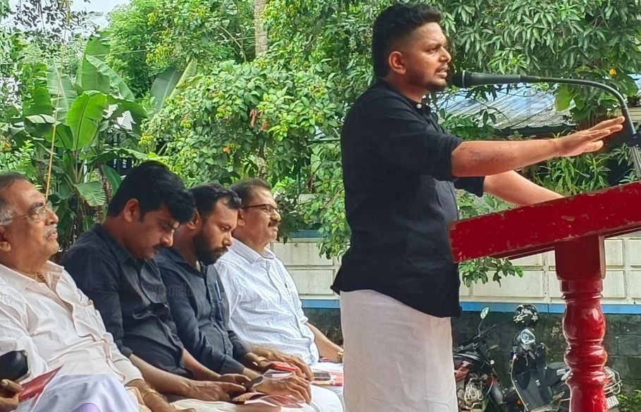 ഡിവൈഎഫ്ഐ തുടയന്നൂർ മേഖലാ കമ്മിറ്റിയുടെ പ്രതിഭാസംഗമം  സംസ്ഥാന കമ്മിറ്റി അംഗം  എൽ എസ് ലിജു ഉദ്ഘാടനം ചെയ്യുന്നു