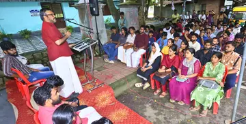 ഡിവൈഎഫ്ഐ ജില്ലാ കമ്മിറ്റി പാലക്കാട് സംഘടിപ്പിച്ച ഐക്യദാർഢ്യ സദസ്സ് സിപിഐ എം സംസ്ഥാന കമ്മിറ്റി അംഗം എം ബി രാജേഷ് ഉദ്ഘാടനം ചെയ്യുന്നു