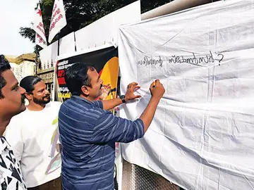 ഡിവൈഎഫ്‌ഐ സംഘടിപ്പിച്ച ‘സ്‌പോൺസറെ വരയ്‌ക്കൂ സമ്മാനം നേടൂ’ പരിപാടി ആലപ്പുഴ നഗരത്തിൽ  കേന്ദ്ര കമ്മിറ്റിയംഗം ആർ രാഹുൽ ഉദ്‌ഘാടനംചെയ്യുന്നു