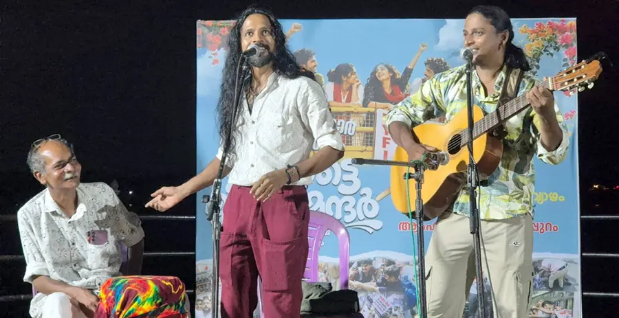 ‘ഉയരട്ടെ ജന്തർ മന്തർ’ എന്ന മുദ്രാവാക്യവുമായി ഡിവൈഎഫ്ഐ ജില്ലാ കമ്മിറ്റി സംഘടിപ്പിച്ച പരിപാടിയിൽ ഊരാളി മാർട്ടിൻ പാട്ടും പറച്ചിലും അവതരിപ്പിക്കുന്നു
