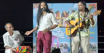 ‘ഉയരട്ടെ ജന്തർ മന്തർ’ എന്ന മുദ്രാവാക്യവുമായി ഡിവൈഎഫ്ഐ ജില്ലാ കമ്മിറ്റി സംഘടിപ്പിച്ച പരിപാടിയിൽ ഊരാളി മാർട്ടിൻ പാട്ടും പറച്ചിലും അവതരിപ്പിക്കുന്നു