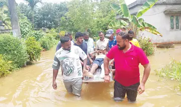 തിരുവൻവണ്ടൂർ നന്നാടിൽ വെള്ളക്കെട്ടിൽ ഒറ്റപ്പെട്ട വീട്ടിൽനിന്ന് കിടപ്പുരോഗിയെ ഡിവൈഎഫ്ഐ പ്രവർത്തകർ സുരക്ഷിതകേന്ദ്രത്തിലേക്ക് മാറ്റുന്നു