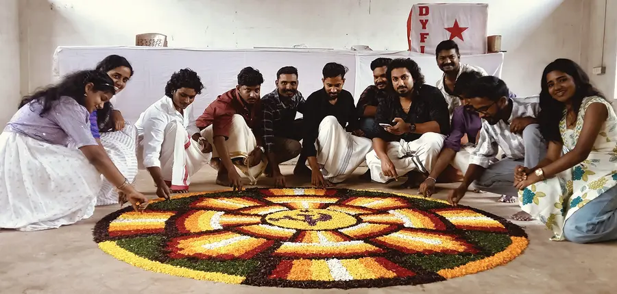 ഡിവൈഎഫ്ഐ താമരക്കുളത്ത് പൂക്കളമൊരുക്കുന്നു 