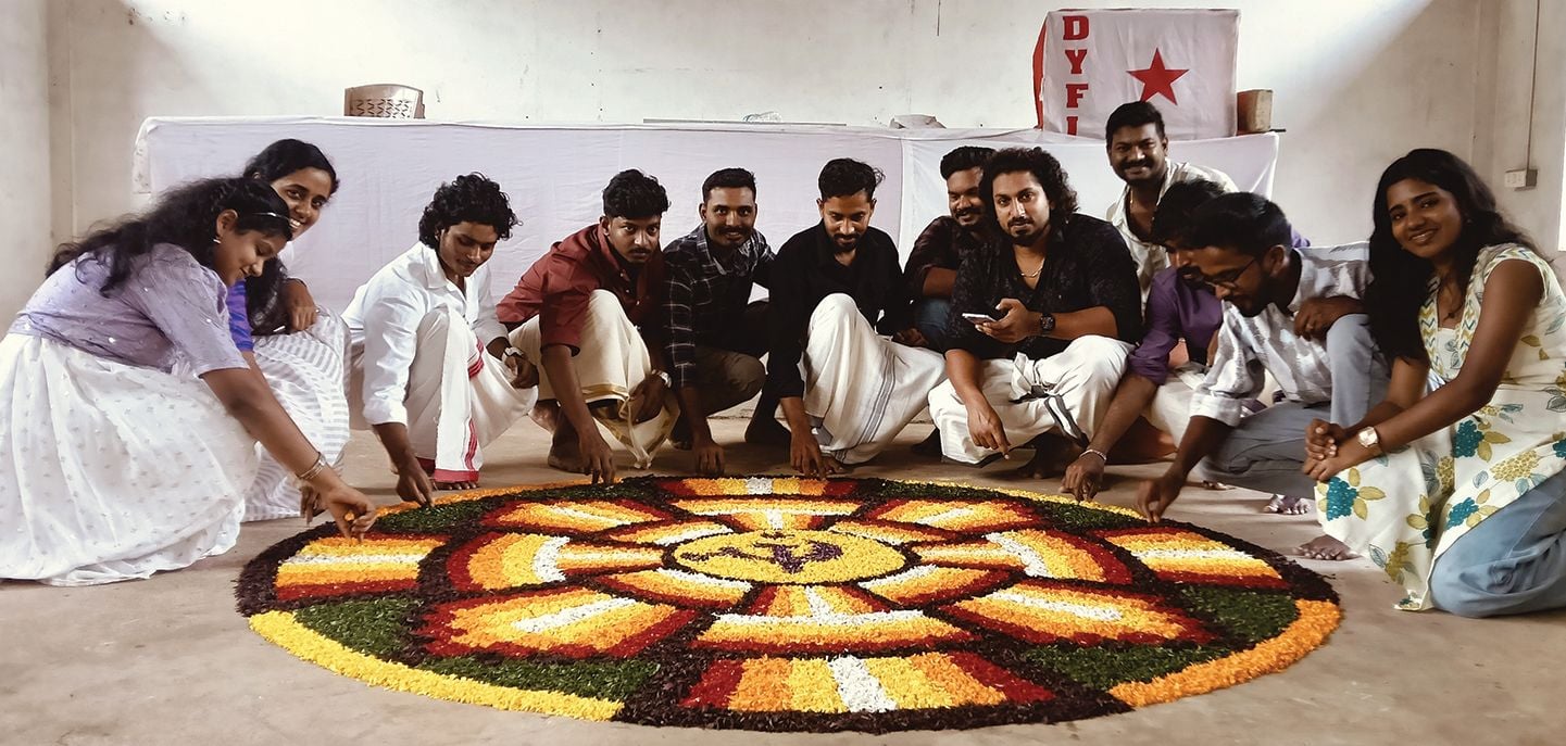 ഡിവൈഎഫ്ഐ താമരക്കുളത്ത് പൂക്കളമൊരുക്കുന്നു 