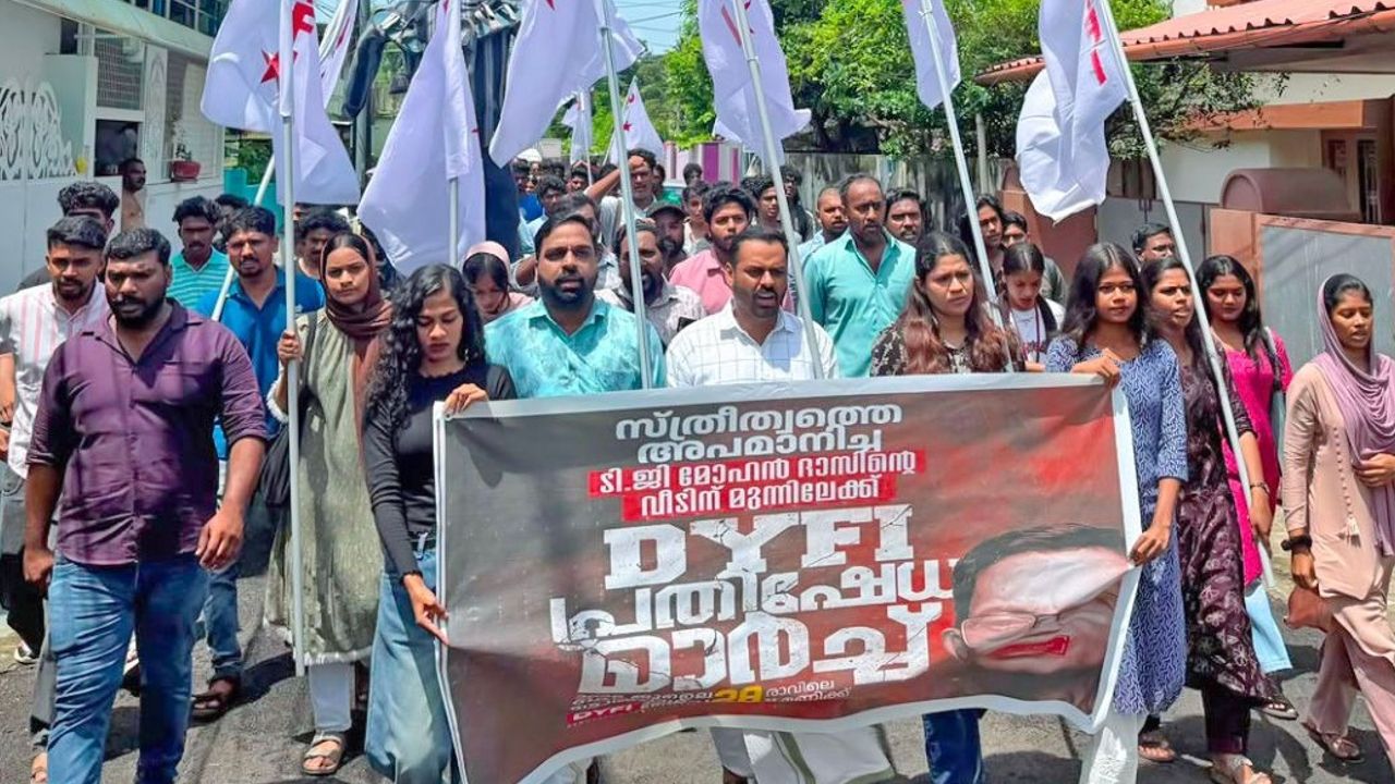 DYFI Protest march to TG Mohandas house