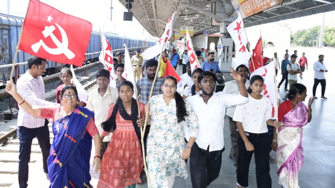 DYFI SFI Protest Kalaburagi railway station