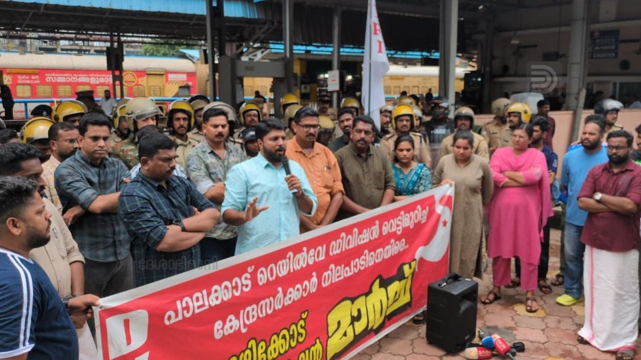 DYFI kanhangad Railway Station March V Vaseef