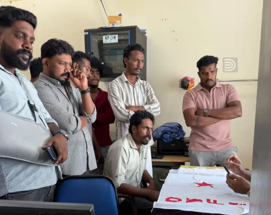 രണ്ടരമാസം പ്രായമുള്ള കുഞ്ഞിന് കാലാവധി കഴിഞ്ഞ മരുന്ന് നൽകിയതിനെതിരെ ഡിവൈഎഫ്ഐ പ്രവർത്തകർ തൃക്കടവൂർ സാമൂഹ്യാരോഗ്യ കേന്ദ്രത്തിൽ പ്രതിഷേധിക്കുന്നു 
