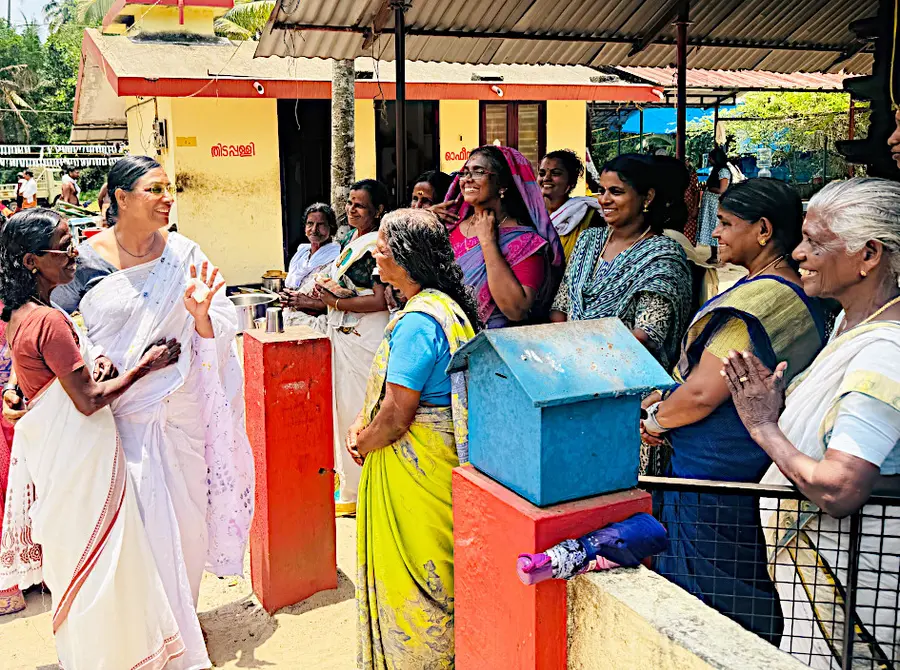 അരൂർ മണ്ഡലം എൽഡിഎഫ് സ്ഥാനാർഥി ദെലീമ പള്ളിപ്പുറം പാമ്പുംതറ ക്ഷേത്രത്തിന് സമീപം വോട്ടർമാർക്കൊപ്പം
