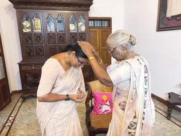 അരൂർ മണ്ഡലം എൽഡിഎഫ് സ്ഥാനാർഥി ദെലീമയെ  അനുഗ്രഹിക്കുന്ന പ്രൊഫ. സുശീല മാർഷൽ