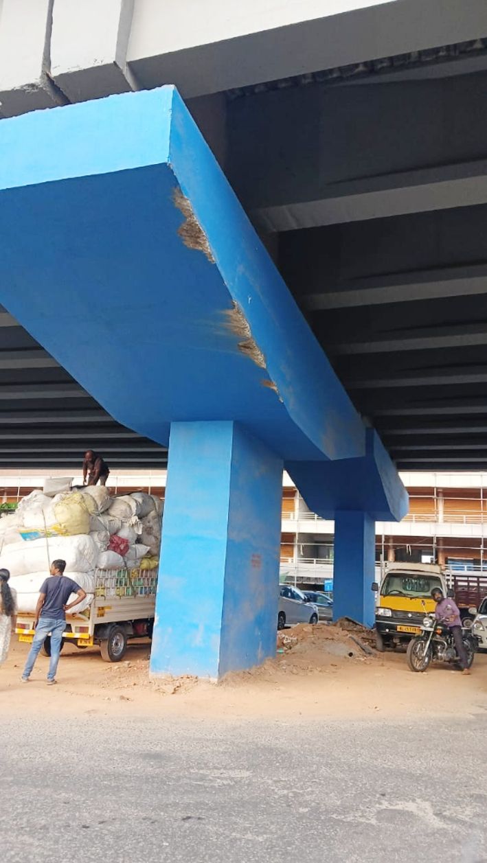 പന്തീരാങ്കാവ് ജങ്‌ഷനിലെ മേൽപ്പാലത്തിന്റെ തൂണിന്റെ ബീമിൽ വാഹനങ്ങൾ ഇടിച്ചുണ്ടായ കേടുപാട്