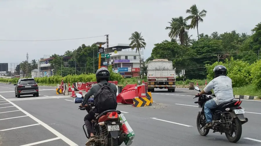 ദേശീയപാത വടക്കഞ്ചേരിയിൽ അപകടമായ രീതിയിൽ താൽക്കാലിക ഡിവൈഡറുകൾ സ്ഥാപിച്ചിരിക്കുന്നു
