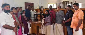 വെൺമണി പഞ്ചായത്തിൽ എസ്‌സി വിഭാഗത്തിലെ വിദ്യാർഥിക്കുള്ള മേശയും കസേരയും വിതരണം  പഞ്ചായത്ത് പ്രസിഡന്റ്‌ ജെബിൻ പി വർഗീസ് ഉദ്ഘാടനംചെയ്യുന്നു