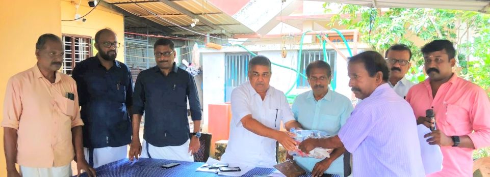 കരുണയുടെ നേതൃത്വത്തിൽ നിർധന രോഗികൾക്ക് ഡയാലിസിസ് കിറ്റുകളുടെ വിതരണം കരുണ ചെയർമാൻ  സജി ചെറിയാൻ എംഎൽഎ ഉദ്ഘാടനംചെയ്യുന്നു