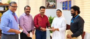 ഡയാലിസിസ് രോഗികൾക്കുള്ള ധനസഹായം എസ്ഐ വൈ സാബു, മുത്തൂറ്റ്‌ റീജണൽ മാനേജർ ജേക്കബ് ജോർജ്,  ബ്രാഞ്ച് മാനേജർ ബിനു അലക്സ് എന്നിവർ ചേർന്ന് ഹോളിക്രോസ് ആശുപത്രി അഡ്മിനിസ്ട്രേറ്റർ സിസ്റ്റർ ജോസിയ  കുന്നുമ്പറയിലിന്‌ കൈമാറുന്നു