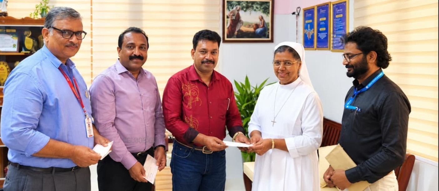 ഡയാലിസിസ് രോഗികൾക്കുള്ള ധനസഹായം എസ്ഐ വൈ സാബു, മുത്തൂറ്റ്‌ റീജണൽ മാനേജർ ജേക്കബ് ജോർജ്,  ബ്രാഞ്ച് മാനേജർ ബിനു അലക്സ് എന്നിവർ ചേർന്ന് ഹോളിക്രോസ് ആശുപത്രി അഡ്മിനിസ്ട്രേറ്റർ സിസ്റ്റർ ജോസിയ  കുന്നുമ്പറയിലിന്‌ കൈമാറുന്നു