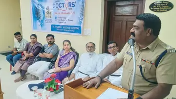 കറ്റാനം സെന്റ് തോമസ് മിഷൻ ആശുപത്രിയിലെ ഡോക്ടർമാരുടെ ഡോക്ടേഴ്സ് ദിനാചരണം കായംകുളം ഡിവൈഎസ്പി ബിനുകുമാർ ഉദ്ഘാടനം ചെയ്യുന്നു