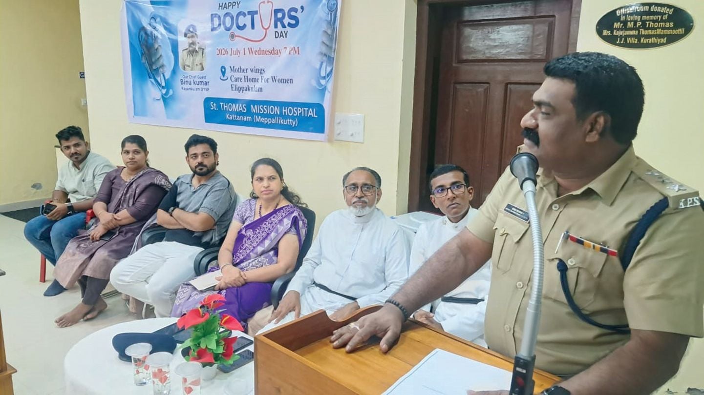 കറ്റാനം സെന്റ് തോമസ് മിഷൻ ആശുപത്രിയിലെ  ഡോക്ടർമാരുടെ ഡോക്ടേഴ്സ് ദിനാചരണം കായംകുളം ഡിവൈഎസ്പി ബിനുകുമാർ ഉദ്ഘാടനം ചെയ്യുന്നു 