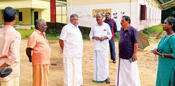 ബുധനൂർ ഗവ. ഹയർസെക്കൻഡറി സ്കൂളിലെ ദുരിതാശ്വാസ ക്യാമ്പ് സജി ചെറിയാൻ എംഎൽഎ സന്ദർശിക്കുന്നു