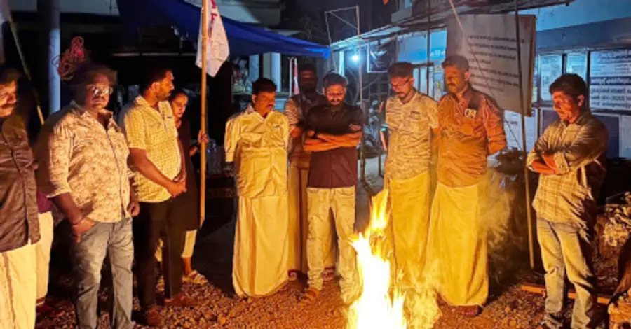 കെഎസ്ഇബി ചെങ്ങമനാട് സെക്ഷൻ ഓഫീസ് പരിസരത്ത് നടന്ന ചൂട്ട്
കത്തിച്ച് പ്രതിഷേധം സജു രാജൻ ഉദ്ഘാടനംചെയ്യുന്നു