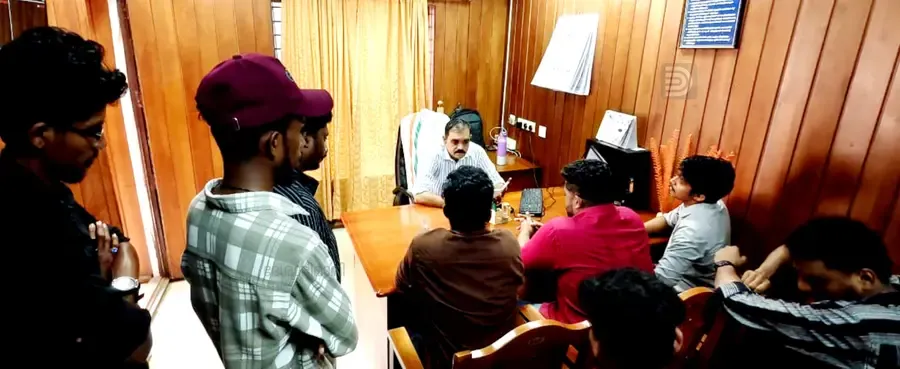 പന്മന പഞ്ചായത്തിലെ രൂക്ഷമായ തെരുവ് നായ ശല്യത്തിന് അടിയന്തര പരിഹാരം ആവശ്യപ്പെട്ട് പഞ്ചായത്ത് സെക്രട്ടറിയ്ക്ക്ഡിവൈഎഫ്ഐ നിവേദനം നൽകുന്നു