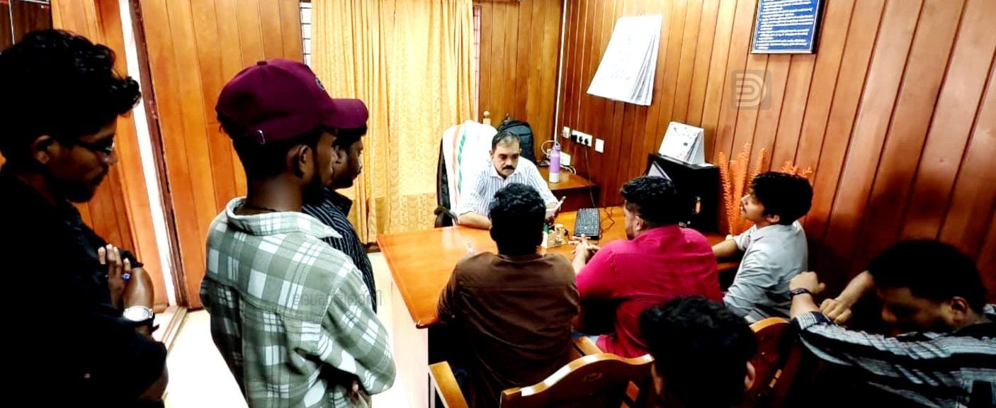പന്മന പഞ്ചായത്തിലെ രൂക്ഷമായ തെരുവ് നായ ശല്യത്തിന് അടിയന്തര പരിഹാരം ആവശ്യപ്പെട്ട് പഞ്ചായത്ത്‌ സെക്രട്ടറിയ്ക്ക്ഡിവൈഎഫ്ഐ നിവേദനം നൽകുന്നു