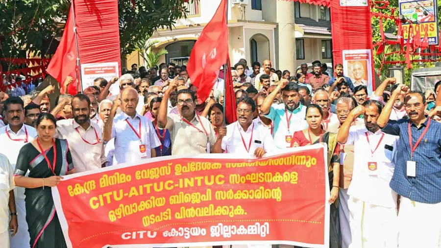 കേന്ദ്ര മിനിമം വേജസ് ഉപദേശക സമിതിയിൽനിന്ന് പ്രതിപക്ഷ കേന്ദ്ര ട്രേഡ് യൂണിയനുകളെ ഒഴിവാക്കിയ ബിജെപി സർക്കാർ നടപടി പിൻവലിക്കണമെന്ന് ആവശ്യപ്പെട്ട് സിഐടിയു അഖിലേന്ത്യാ ജനറൽ സെക്രട്ടറി എളമരം കരീമിന്റെ നേതൃത്വത്തിൽ ഏറ്റുമാനൂരിൽ സംഘടിപ്പിച്ച പ്രതിഷേധം
