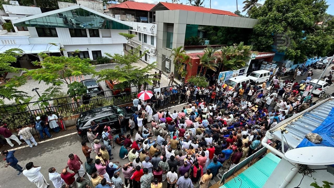 Ed raid pinarayi vijayan's home trivandrum cpim protest