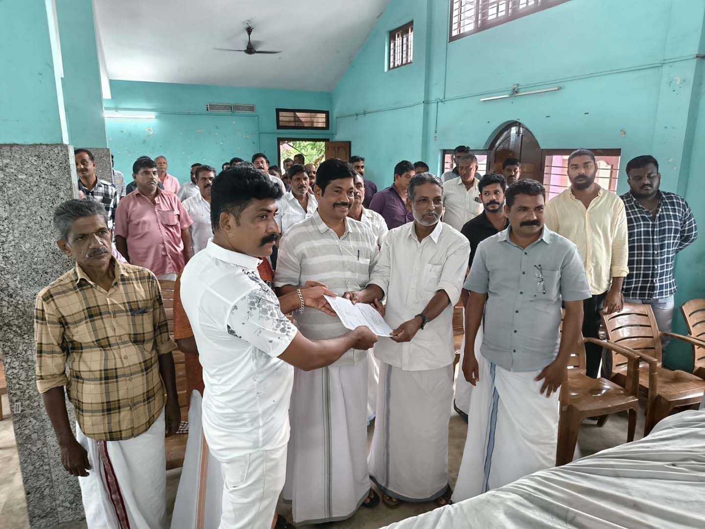 ചേർത്തല താലൂക്കിലെ ഇറച്ചി വ്യാപാര തൊഴിലാളികൾക്ക്‌ ഷോപ്പ്സ് ആൻഡ്‌ കൊമേഴ്സ്യൽ എംപ്ലോയീസ് യൂണിയൻ  (സിഐടിയു) അംഗത്വവിതരണം സംസ്ഥാന കമ്മിറ്റിയംഗം എ എസ്‌ സാബു ഉദ്‌ഘാടനംചെയ്യുന്നു