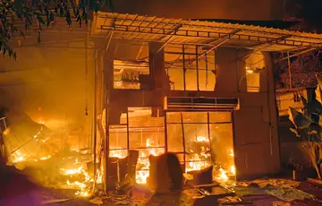 കോണത്തുകുന്ന് കാരുമാത്ര പാലപ്രക്കുന്നിലെ പ്ലാസ്റ്റിക് ഫ്ലവർ മാനുഫാക്ചറിങ് യൂണിറ്റിലും ഗോഡൗണിലും വൻ തീപിടിത്തം.