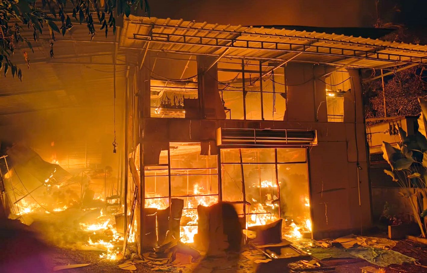 കോണത്തുകുന്ന് കാരുമാത്ര പാലപ്രക്കുന്നിലെ പ്ലാസ്റ്റിക് ഫ്ലവർ മാനുഫാക്ചറിങ് യൂണിറ്റിലും ഗോഡൗണിലും വൻ തീപിടിത്തം.