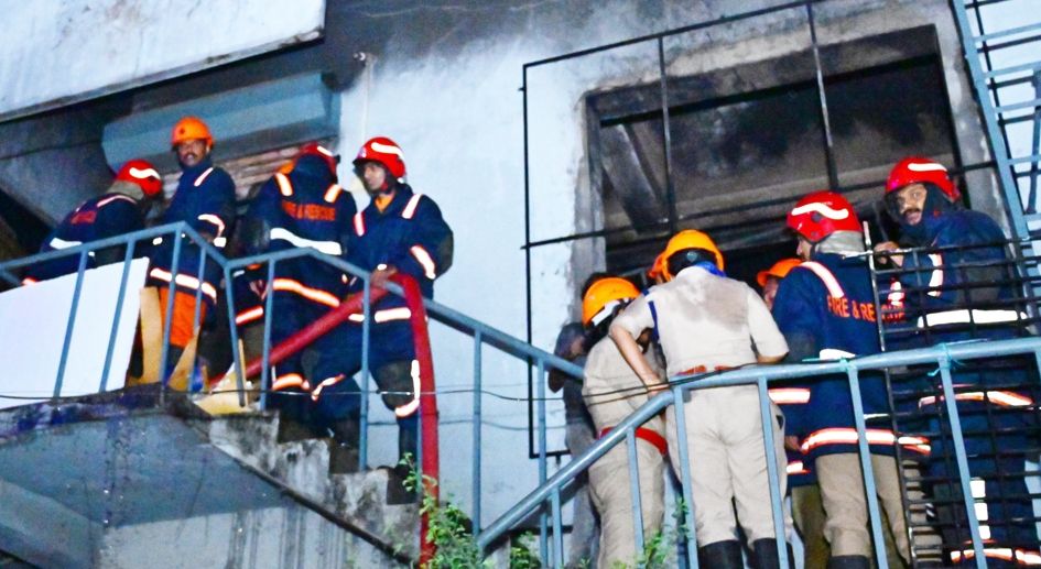 പാലക്കാട് നഗരത്തിൽ ജിബി റോഡിൽ സ്വകാര്യ സ്ഥാപനത്തിൽ തീപിടിച്ചത് അഗ്നിരക്ഷാസേന കെടുത്തുന്നു (ഫയൽ ചിത്രം)