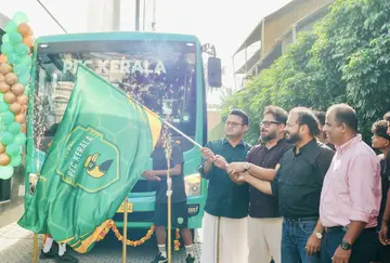 പിഎഫ്സി കേരള ടീമിന്റെ പുതിയ ബസ് ജോസ് ആലുക്കാസ് മാനേജിങ് ഡയറക്ടർമാരായ വർഗീസ് ആലുക്കാസ്, പോൾ ആലുക്കാസ്, ജോൺ ആലുക്കാസ്, പിഎഫ്സി കേരള സ്ഥാപകൻ സി സി ഹാൻസൺ എന്നിവർ ചേർന്ന് ഫ്ലാഗ് ഓഫ് ചെയ്യുന്നു