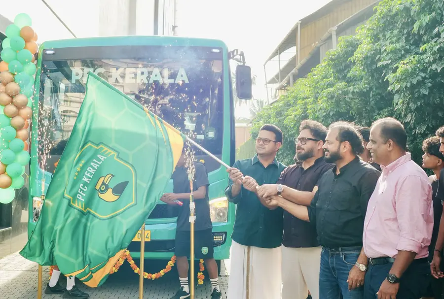 പിഎഫ്സി കേരള ടീമിന്റെ പുതിയ ബസ് ജോസ് ആലുക്കാസ് മാനേജിങ് ഡയറക്ടർമാരായ വർഗീസ് ആലുക്കാസ്, പോൾ ആലുക്കാസ്, ജോൺ ആലുക്കാസ്, പിഎഫ്സി കേരള സ്ഥാപകൻ സി സി ഹാൻസൺ എന്നിവർ ചേർന്ന് ഫ്ലാഗ് ഓഫ് ചെയ്യുന്നു