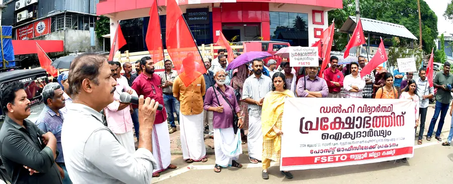 ഡൽഹി വിദ്യാർഥി പ്രക്ഷോഭത്തിന്‌  ഐക്യദാർഢ്യം പ്രഖ്യാപിച്ച്‌ എഫ്‌എസ്‌ഇടിഒ നടത്തിയ തൃശൂർ സ്‌പീഡ്‌ പോസ്‌റ്റോഫീസ് മാർച്ച്‌ ജില്ലാ സെക്രട്ടറി  ഇ നന്ദകുമാർ ഉദ്‌ഘാടനം ചെയ്യുന്നു 