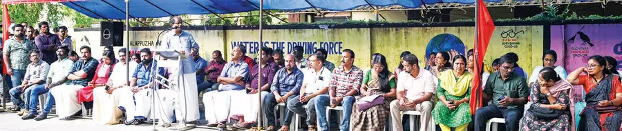 പ്രതികാര സ്ഥലംമാറ്റത്തിനെതിരെ എഫ്എസ്ഇടിഒ ജില്ലാ കമ്മിറ്റി കലക്ടറേറ്റിന് മുന്നിൽ സംഘടിപ്പിച്ച പ്രതിഷേധ കൂട്ടായ്മ സിഐടിയു സംസ്ഥാന സെക്രട്ടറി സി ബി ചന്ദ്രബാബു ഉദ്ഘാടനംചെയ്യുന്നു