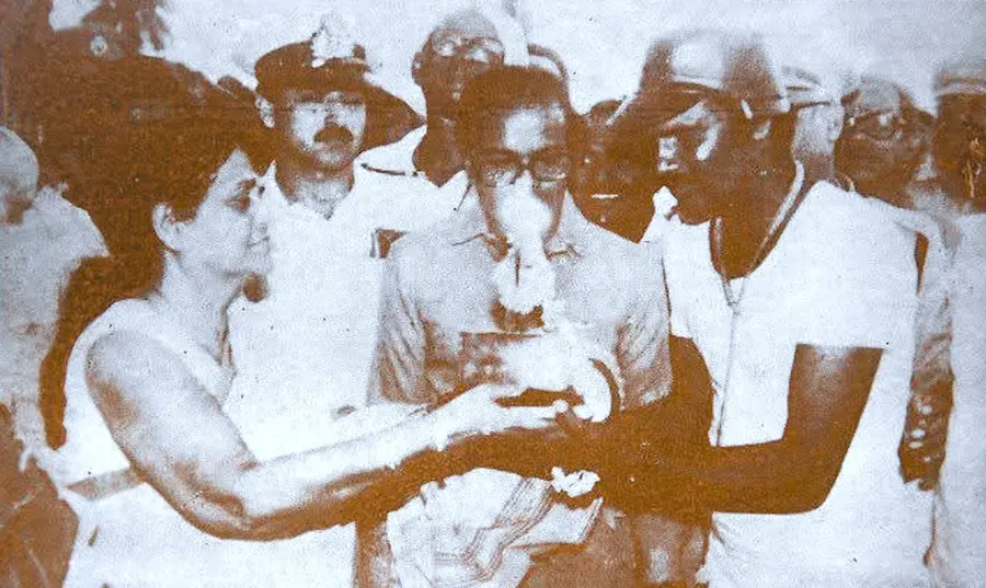 36–ാമത് നെഹ്‌റുട്രോഫി വള്ളംകളിയിൽ വിജയകിരീടമണിഞ്ഞ വെള്ളംകുളങ്ങര ചുണ്ടന്റെ ക്യാപ്‌റ്റൻ ടി പി രാജു മുഖ്യാതിഥിയായ ഗവർണർ രാംദുലാരി സിൻഹയിൽനിന്ന്‌ ട്രോഫി ഏറ്റുവാങ്ങുന്നു. മന്ത്രി നീലലോഹിതദാസൻനാടാർ, കലക്‌ടർ ടി ജി രാജേന്ദ്രൻ, ആർഡി-ഒ സി കെ വിശ്വനാഥൻ എന്നിവർ സമീപം  (ഫയൽചിത്രം)