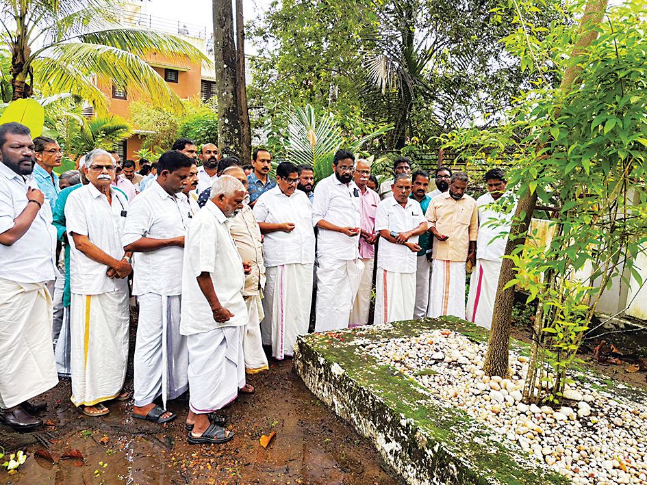 സി ബി സി വാര്യരുടെ കുടുംബവീടായ ഹരിപ്പാട്‌ ചെമ്പകശേരി വാര്യത്തെ സ്‌മൃതിമണ്ഡപത്തിൽ നേതാക്കൾ പുഷ്‌പാർച്ചന നടത്തുന്നു