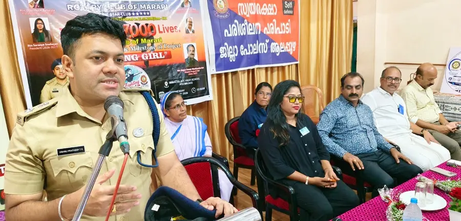 റോട്ടറി ക്ലബ് ഓഫ് മാരാരിയും കേരളാ പൊലീസും ചേർന്ന് നടത്തുന്ന
സ്ത്രീ സുരക്ഷ പരിശീലനം രണ്ടാംഘട്ടം ജില്ലാ പൊലീസ് മേധാവി
ടി കെ വിഷ്ണു പ്രദീപ് ഉദ്ഘാടനംചെയ്യുന്നു
