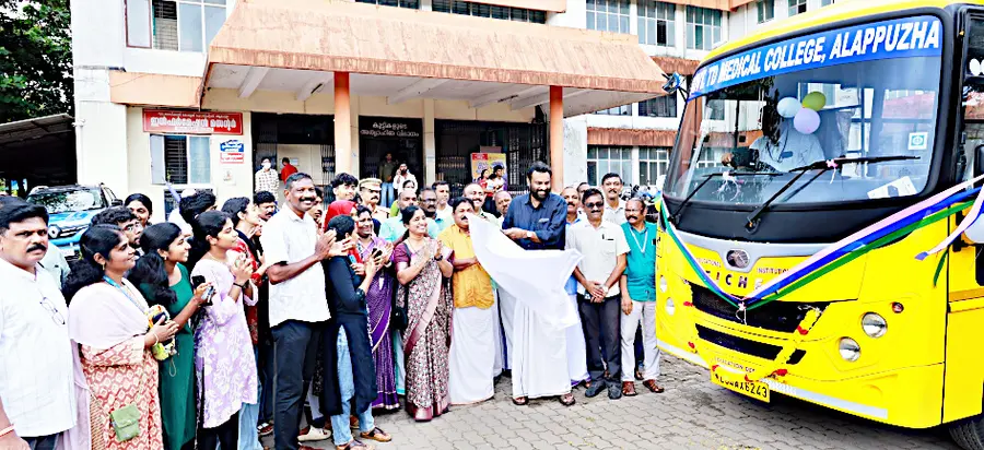 വണ്ടാനം ഗവ. ടിഡി മെഡിക്കൽ കോളേജിന് എംപി ഫണ്ടിൽനിന്ന്‌ അനുവദിച്ച ബസ്‌ പി സന്തോഷ്‌കുമാർ എംപി  ഫ്ലാഗ് ഓഫ് ചെയ്യുന്നു