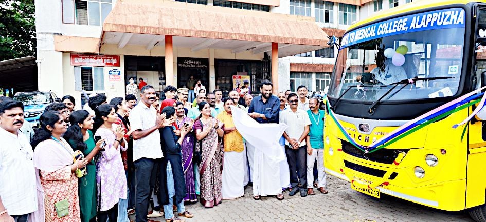 വണ്ടാനം ഗവ. ടിഡി മെഡിക്കൽ കോളേജിന് എംപി ഫണ്ടിൽനിന്ന്‌ അനുവദിച്ച ബസ്‌ പി സന്തോഷ്‌കുമാർ എംപി  ഫ്ലാഗ് ഓഫ് ചെയ്യുന്നു
