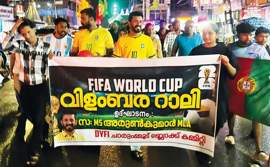 ഡിവൈഎഫ്ഐ ചാരുംമൂട് ബ്ലോക്ക് കമ്മിറ്റി ചാരുംമൂട്ടിൽ സംഘടിപ്പിച്ച വേൾഡ് കപ്പ് വിളംബരറാലിയിൽ
എം എസ് അരുൺകുമാർ എംഎൽഎ പങ്കെടുക്കുന്നു